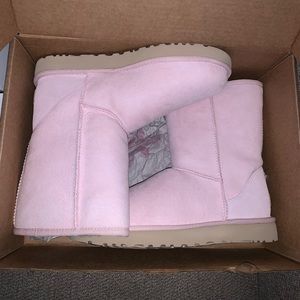 NEW CLASSIC UGG SHORT SIZE WOMEN 11 LIGHT PINK